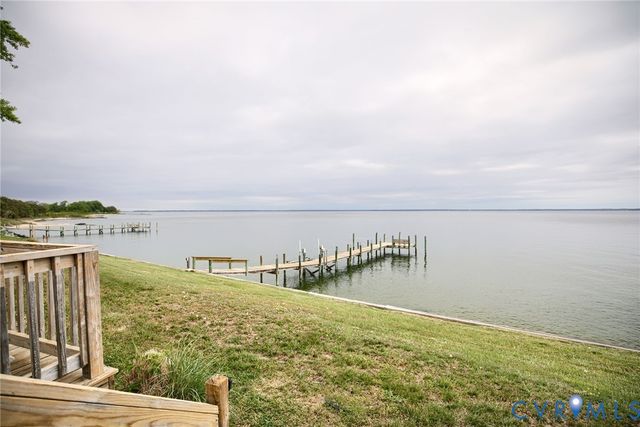 31 Waterway Dr, Montross, VA 22520