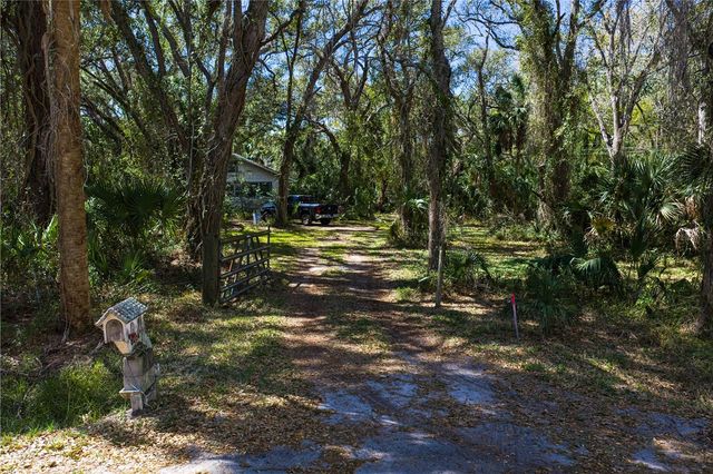 8004 BAY DRIVE, Tampa, FL 33635