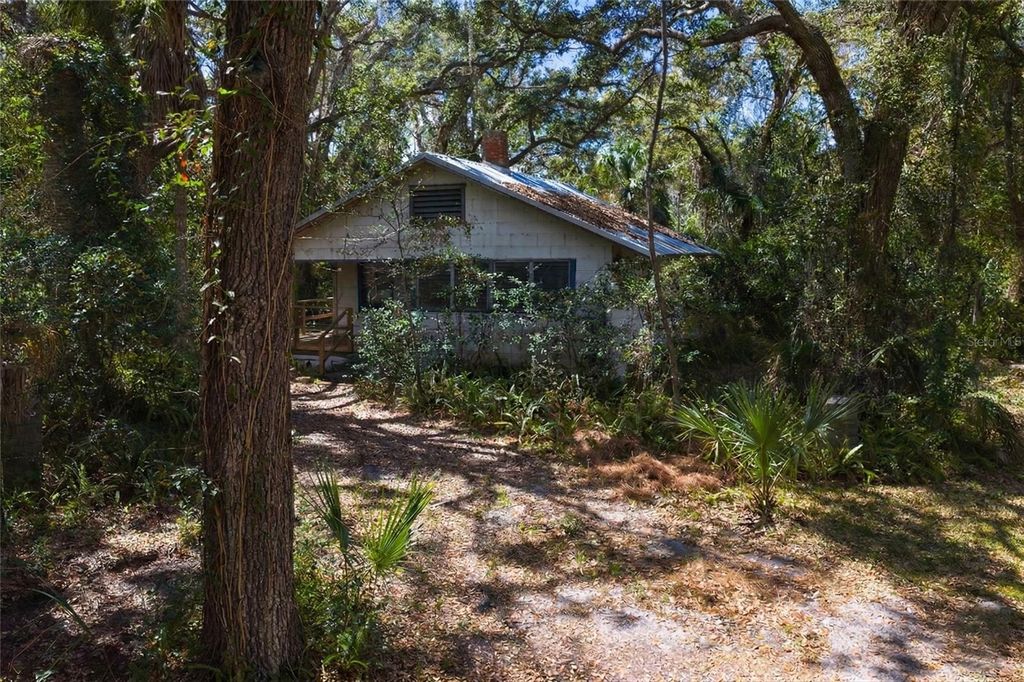 Image 5 of property listing at 8004 BAY DRIVE, Tampa, FL 33635
