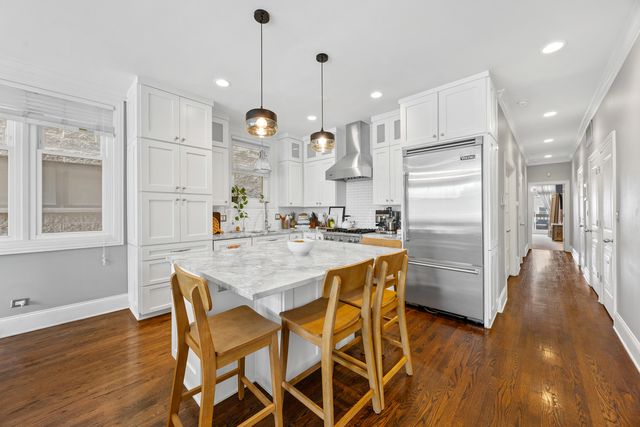 860 W Buckingham Place 2W, Chicago, IL 60657