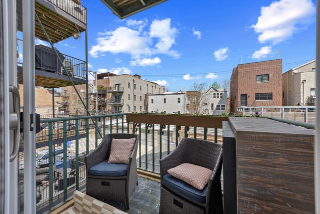 860 W Buckingham Place 2W, Chicago, IL 60657