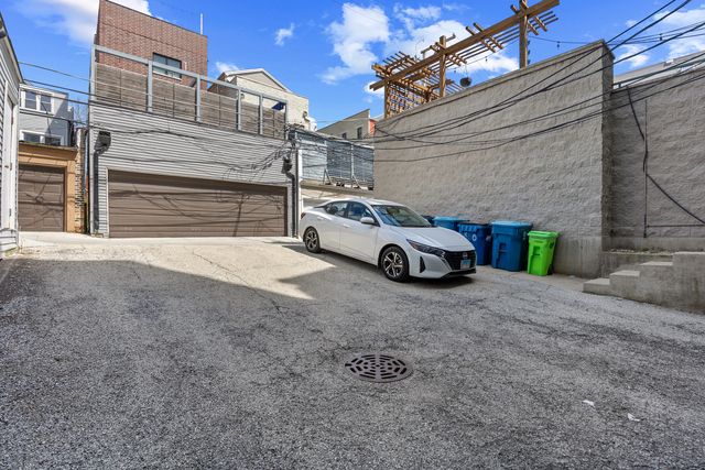 860 W Buckingham Place 2W, Chicago, IL 60657