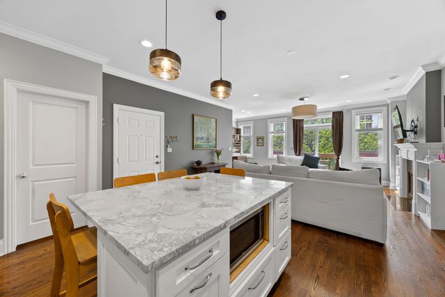 860 W Buckingham Place 2W, Chicago, IL 60657