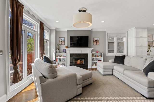 860 W Buckingham Place 2W, Chicago, IL 60657