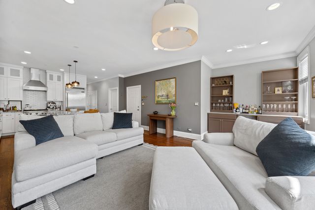 860 W Buckingham Place 2W, Chicago, IL 60657
