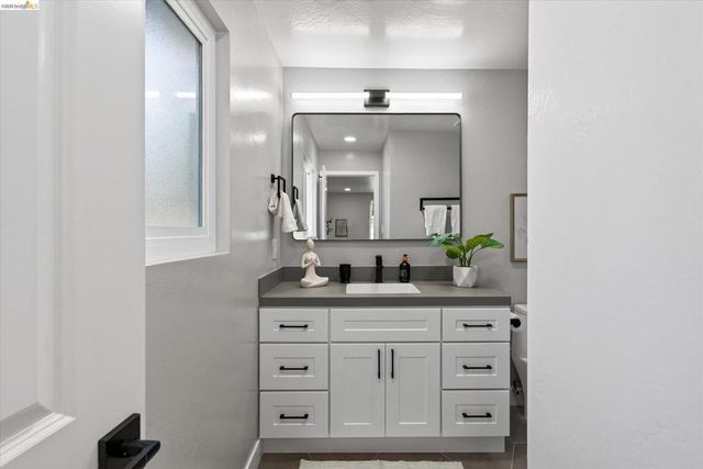 7924 Greenly Dr, Oakland, CA 94605