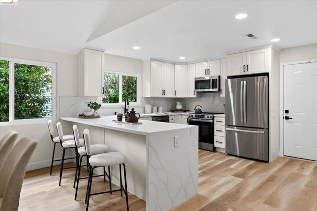 7924 Greenly Dr, Oakland, CA 94605