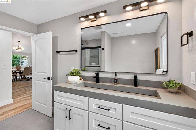 7924 Greenly Dr, Oakland, CA 94605