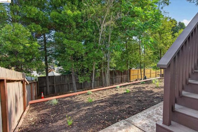 7924 Greenly Dr, Oakland, CA 94605