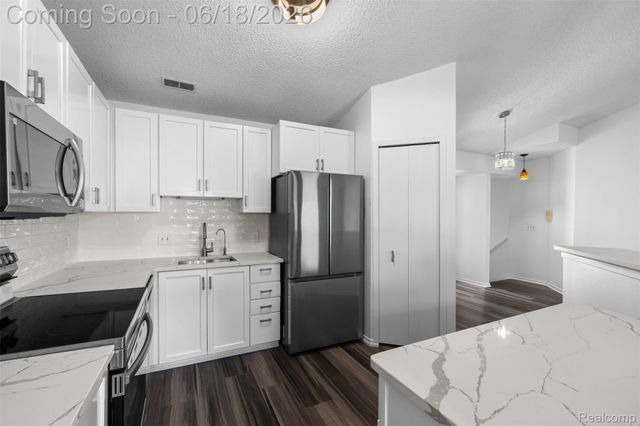 6680 Ridgefield Circle 201, West Bloomfield Charter Township, MI 48322