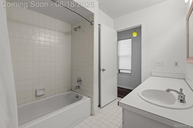 6680 Ridgefield Circle 201, West Bloomfield Charter Township, MI 48322