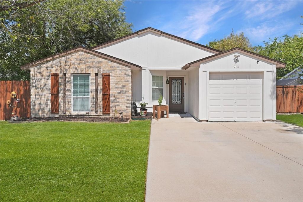 2111 Sharpshire Lane, Arlington, TX 76014 — exterior