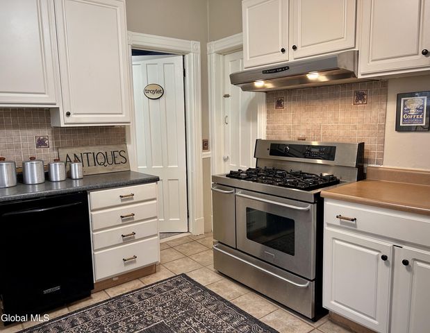 12 Parkview Court, Troy, NY 12180