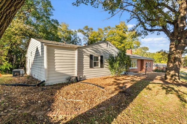 8210 Ridgewood Road, Rock Island, IL 61201