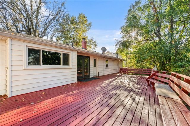 8210 Ridgewood Road, Rock Island, IL 61201