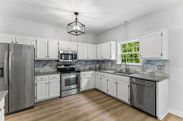 2744 Aston Woods Ln, Thompsons Station, TN 37179