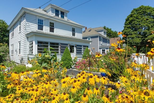 242 Beacon St, Lowell, MA 01850
