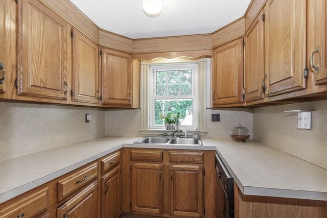 242 Beacon St, Lowell, MA 01850
