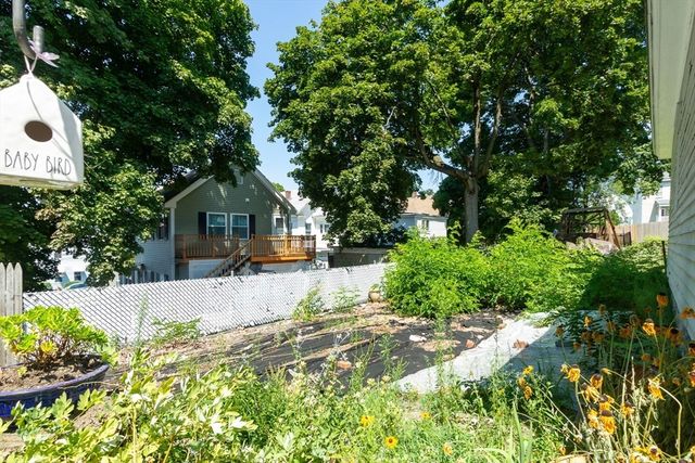 242 Beacon St, Lowell, MA 01850