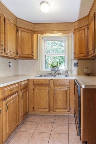242 Beacon St, Lowell, MA 01850