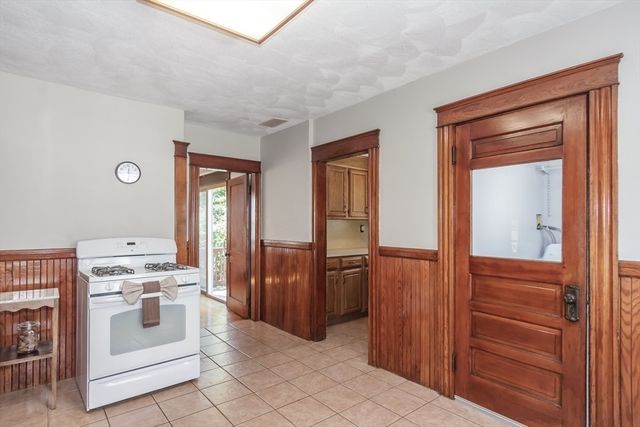 242 Beacon St, Lowell, MA 01850