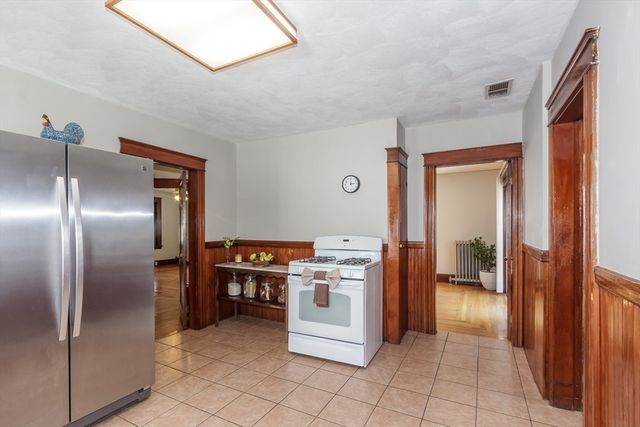 242 Beacon St, Lowell, MA 01850