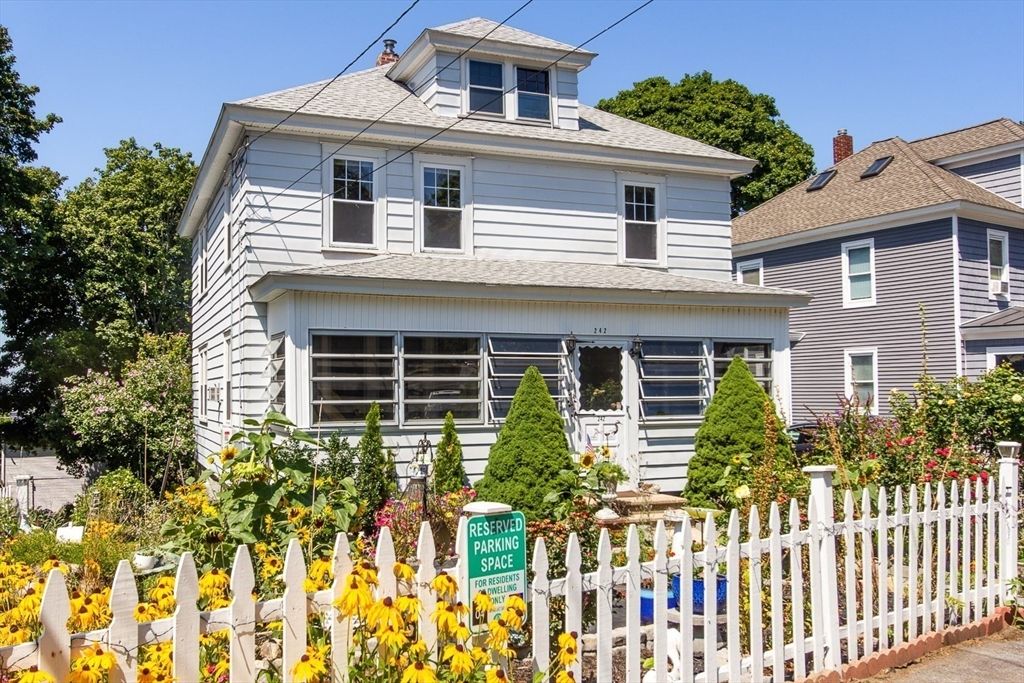 242 Beacon St, Lowell, MA 01850