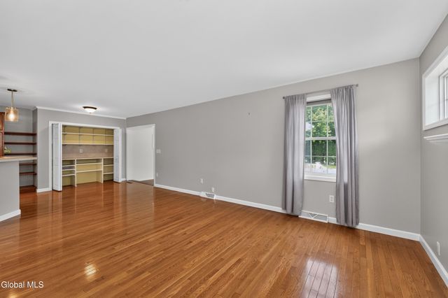 5 Carriage Way, Waterford, NY 12188
