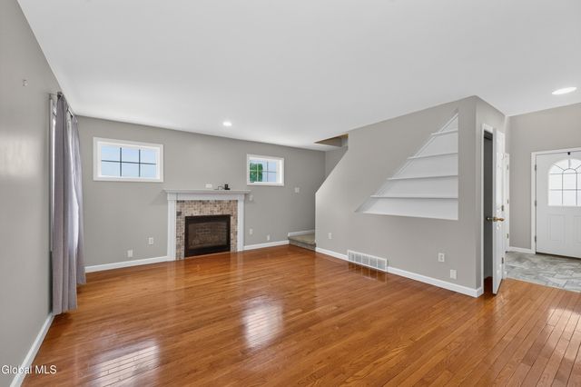 5 Carriage Way, Waterford, NY 12188