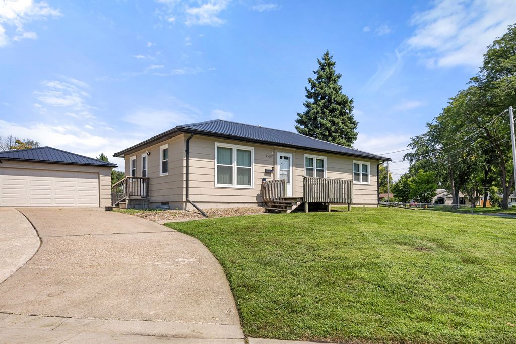 2500 Arthur Avenue, Des Moines, IA 50317