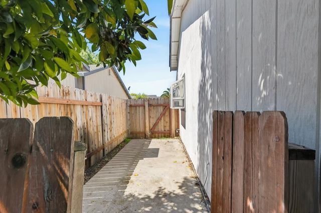 9353 Aizenberg Cir, Elk Grove, CA 95624