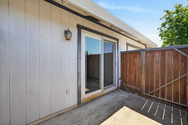 9353 Aizenberg Cir, Elk Grove, CA 95624