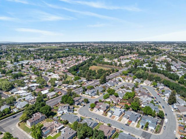 9353 Aizenberg Cir, Elk Grove, CA 95624