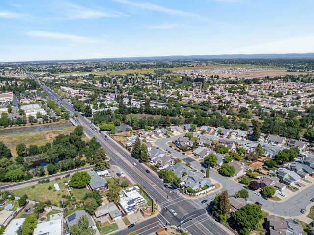 9353 Aizenberg Cir, Elk Grove, CA 95624