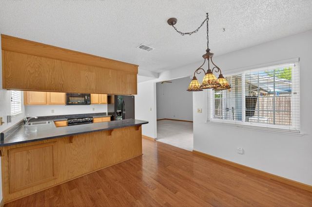 9353 Aizenberg Cir, Elk Grove, CA 95624