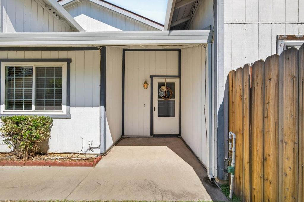 9353 Aizenberg Cir, Elk Grove, CA 95624