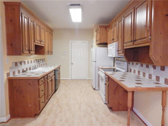 112 Pine Creek DR, Hampton, VA 23669