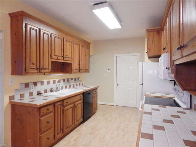 112 Pine Creek DR, Hampton, VA 23669