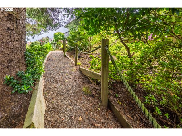 3027 Ne 32ND Dr, Lincoln City, OR 97367