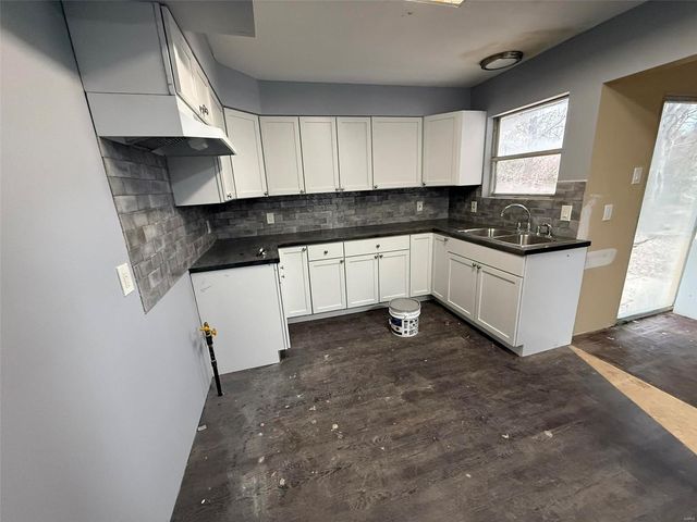 905 Roussilon Court, Ferguson, MO 63135