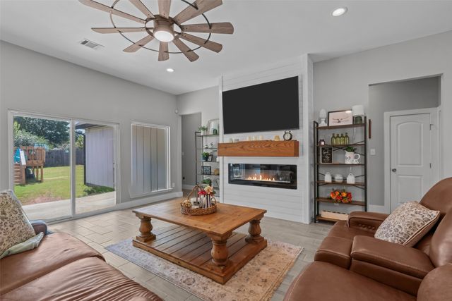 325 Berryhill Drive, Springtown, TX 76082