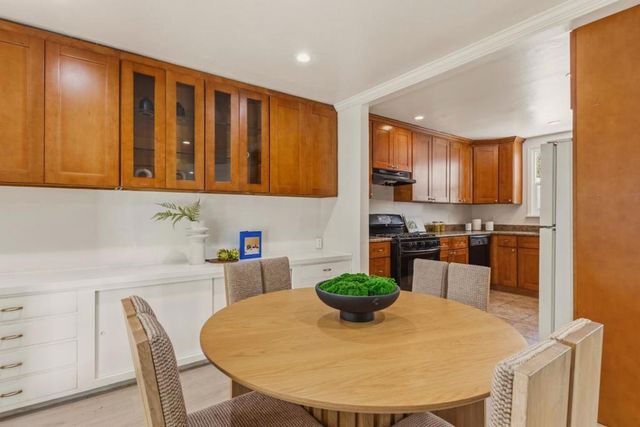 27 Yarnall Place, Redwood City, CA 94063