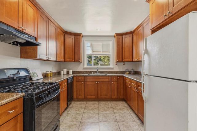 27 Yarnall Place, Redwood City, CA 94063