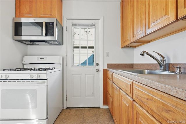 537 8th Avenue, New Hyde Park, NY 11040