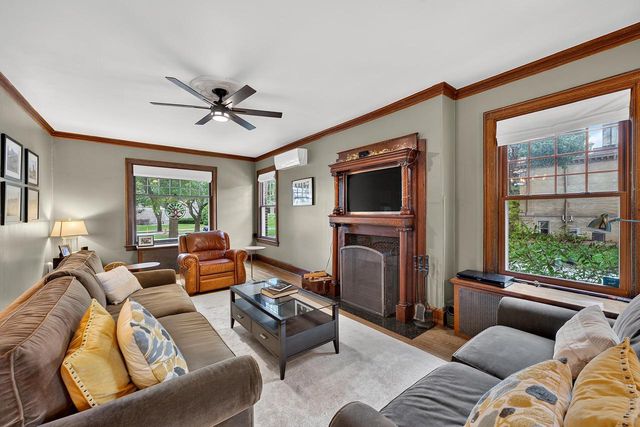3223 W Highland BOULEVARD, Milwaukee, WI 53208