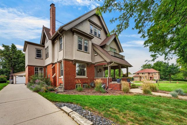 3223 W Highland BOULEVARD, Milwaukee, WI 53208