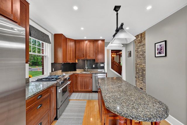 3223 W Highland BOULEVARD, Milwaukee, WI 53208