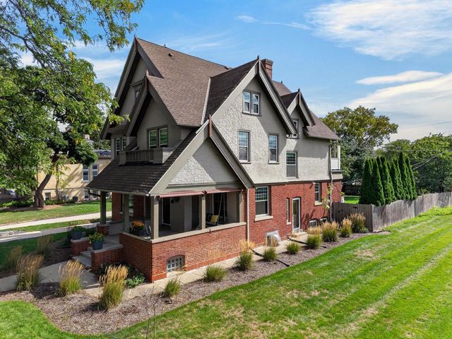 3223 W Highland BOULEVARD, Milwaukee, WI 53208