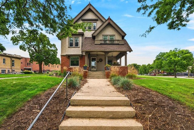 3223 W Highland BOULEVARD, Milwaukee, WI 53208