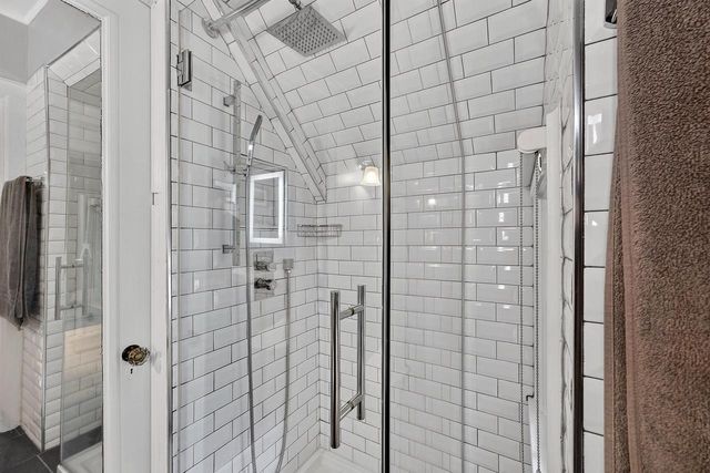 3223 W Highland BOULEVARD, Milwaukee, WI 53208
